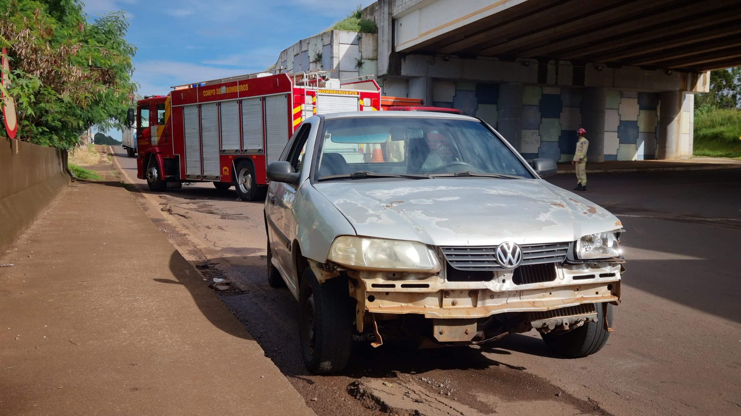 Motociclista quebra a perna após colisão com carro em viaduto da BR-277 Motociclista quebra a perna após colisão com carro em viaduto da BR-277