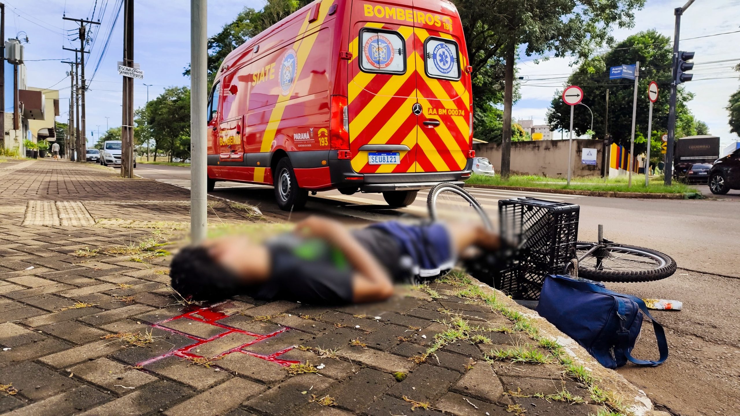 Ciclista tem lesão na cabeça ao sofrer queda na Avenida Piquiri Ciclista tem lesão na cabeça ao sofrer queda na Avenida Piquiri