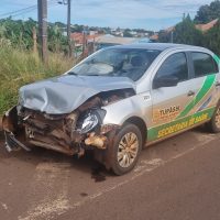 Imagem referente a Carro da Prefeitura de Tupãssi e Cruze se envolvem em colisão no Santa Cruz