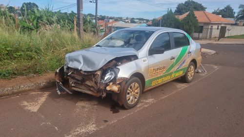 Imagem referente a Carro da Prefeitura de Tupãssi e Cruze se envolvem em colisão no Santa Cruz