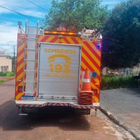 Imagem referente a Mau contato em cabo de energia mobiliza Corpo de Bombeiros na rua Marechal Floriano