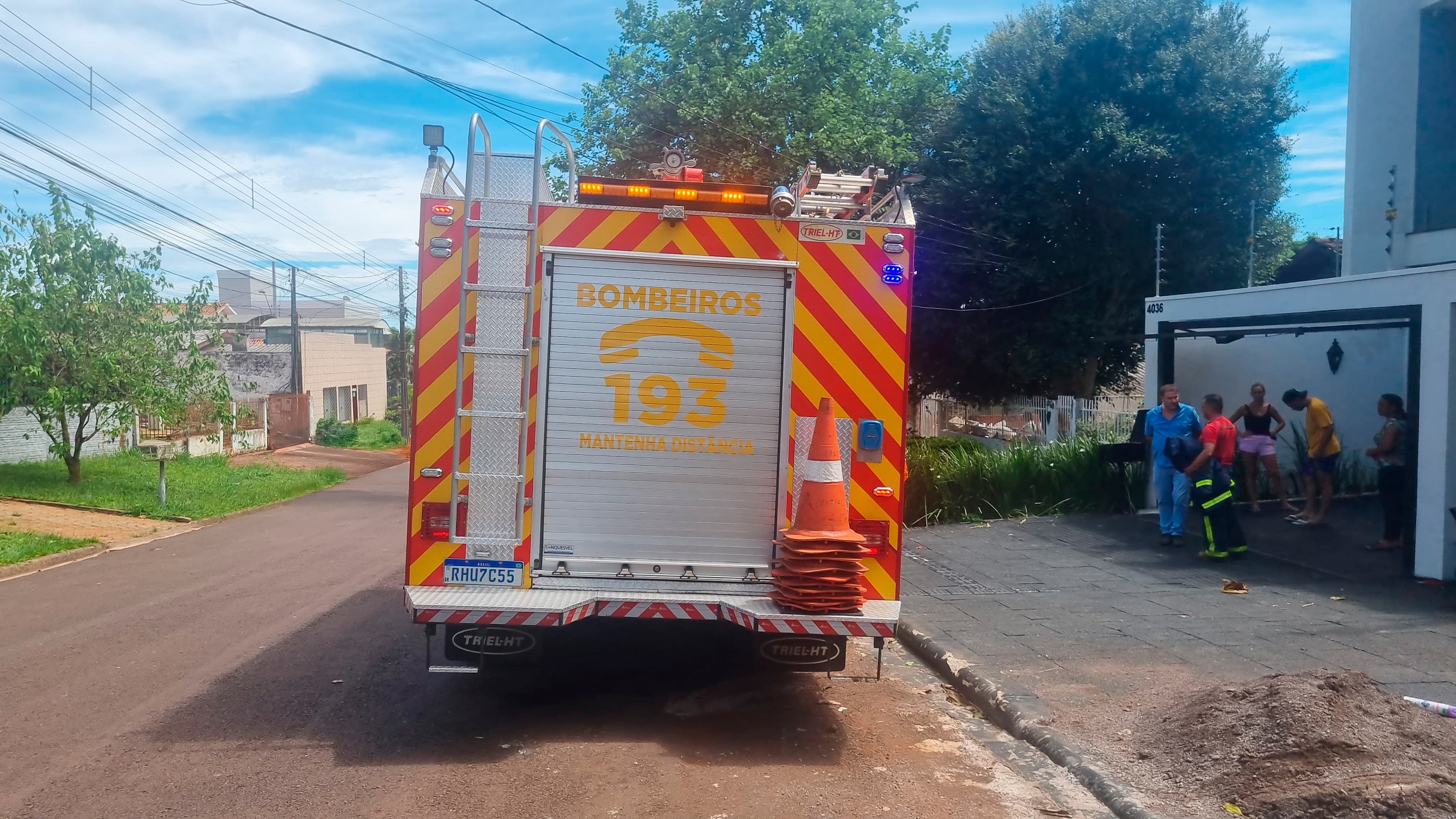 Mau contato em cabo de energia mobiliza Corpo de Bombeiros na rua Marechal Floriano Mau contato em cabo de energia mobiliza Corpo de Bombeiros na rua Marechal Floriano
