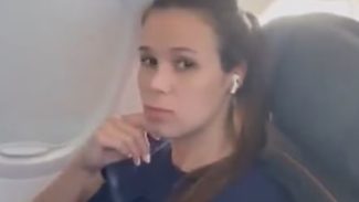 Mulher que negou assento em avião move processo após vídeo viral