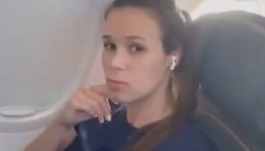 Imagem referente a Mulher que negou assento em avião move processo após vídeo viral