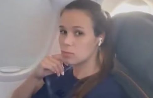 Imagem referente a Mulher que negou assento em avião move processo após vídeo viral