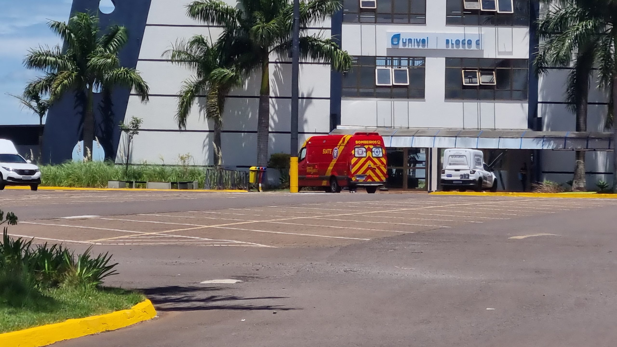 Bombeiros atendem vítima que sofreu queda na Univel