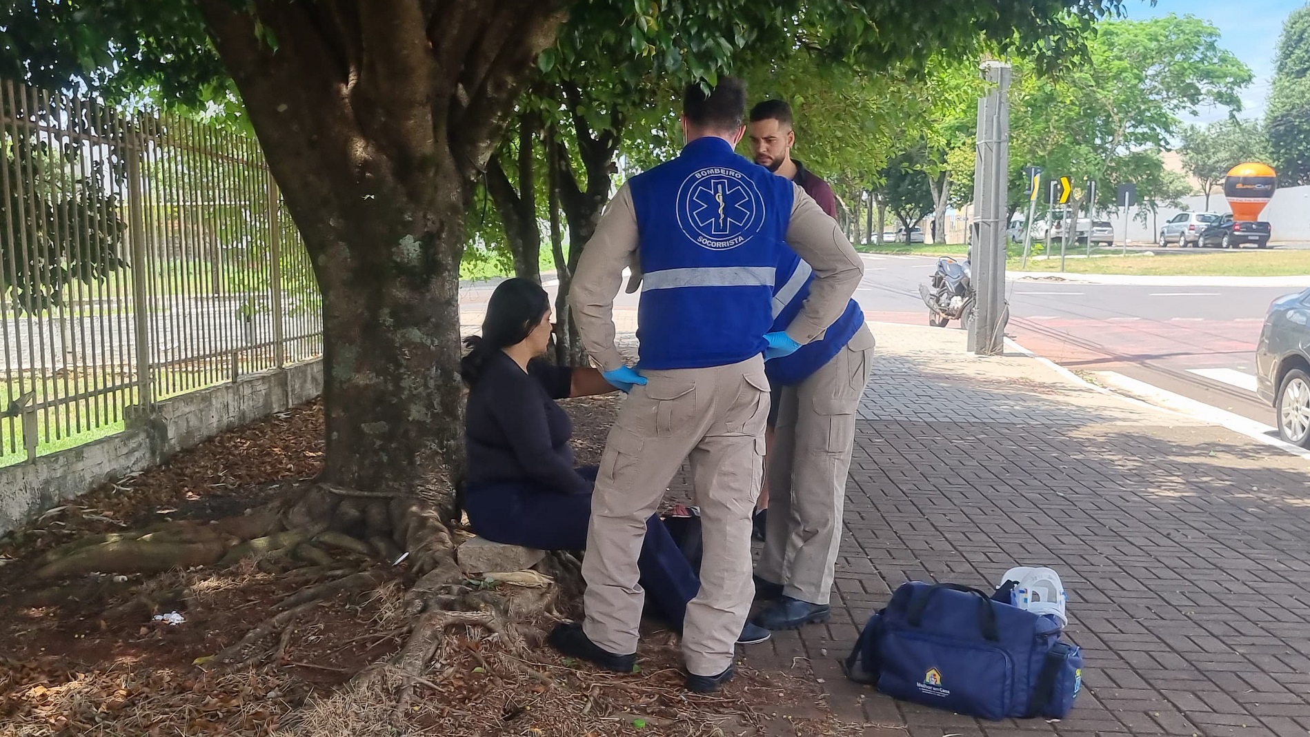 Motociclista fica ferida ao se envolver em acidente na Avenida Rocha Pombo