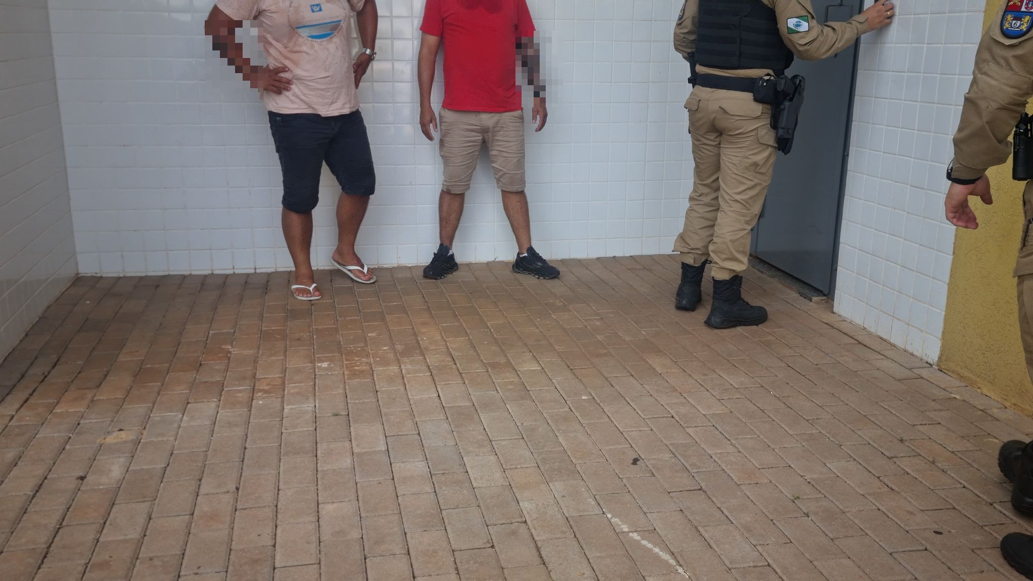 Com perfumes importados do Paraguai, homens são detidos pela Polícia Militar Com perfumes importados do Paraguai, homens são detidos pela Polícia Militar