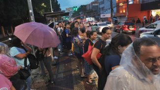 São Paulo tem ruas e estação do Metrô alagadas após fortes chuvas 