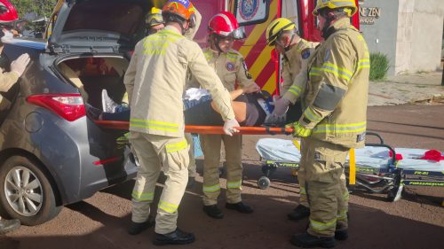 Imagem referente a Mulher fica ferida em acidente entre HB20 e Nissan Kicks na Rua Vitória