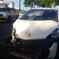 Imagem referente a Peugeot fica preso à carroceria de caminhão após colisão na Avenida Rocha Pombo