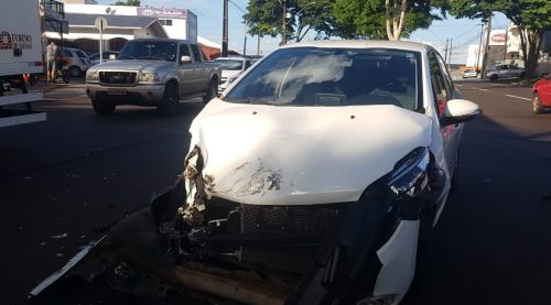 Imagem referente a Peugeot fica preso à carroceria de caminhão após colisão na Avenida Rocha Pombo