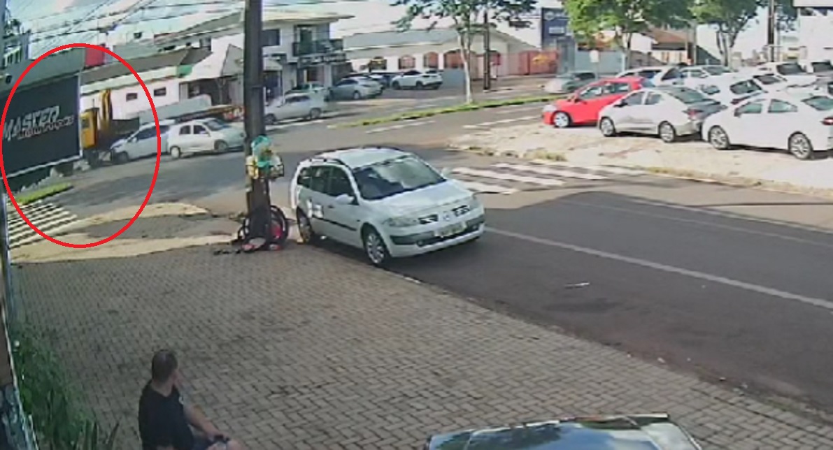 Câmera flagra acidente entre Peugeot e caminhão na Avenida Rocha Pombo Câmera flagra acidente entre Peugeot e caminhão na Avenida Rocha Pombo
