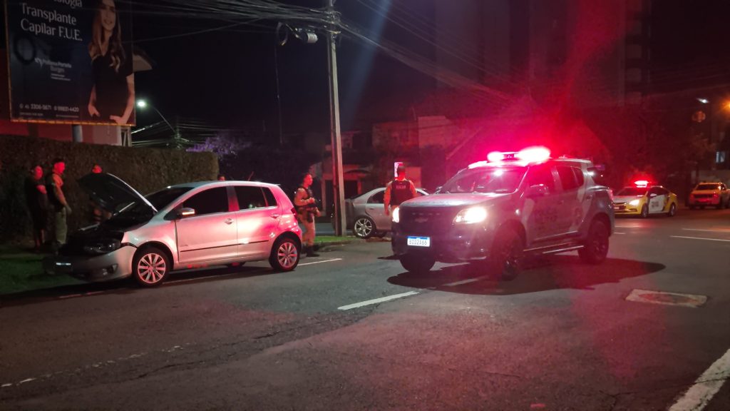 Carros colidem na Rua Presidente Kennedy em Cascavel