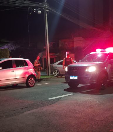 Imagem referente a Carros colidem na Rua Presidente Kennedy em Cascavel