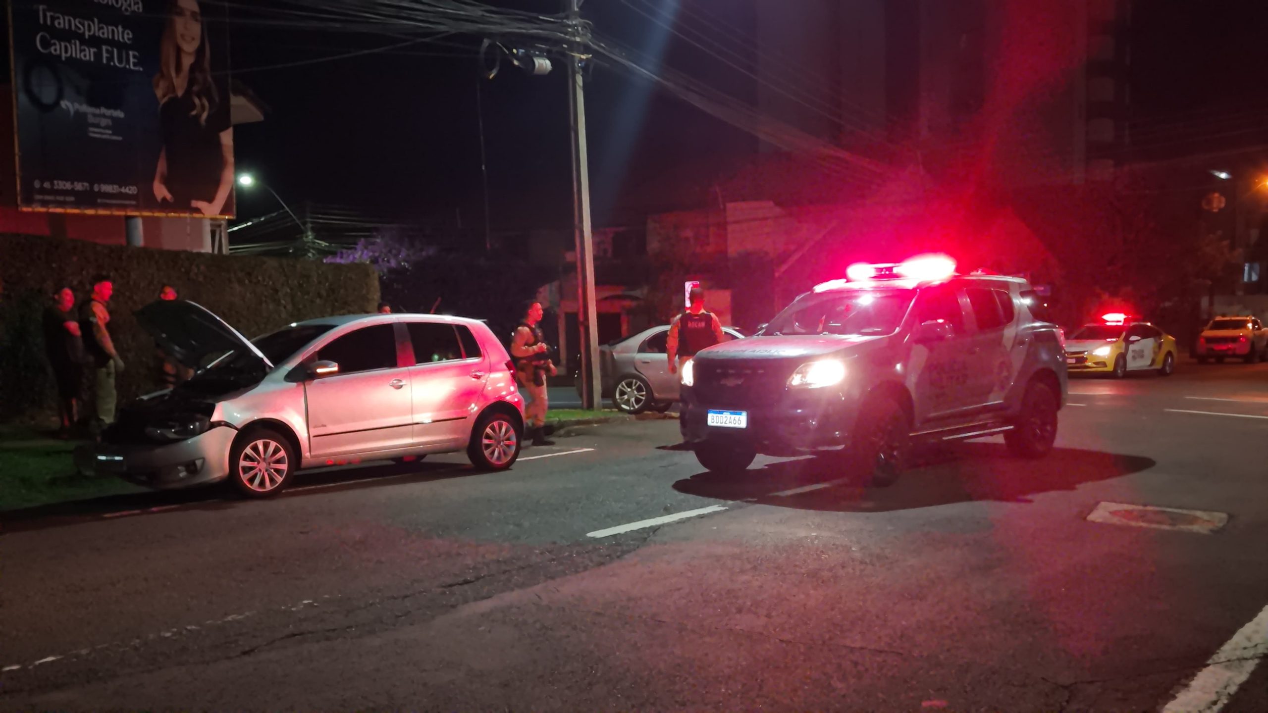 Carros colidem na Rua Presidente Kennedy em Cascavel