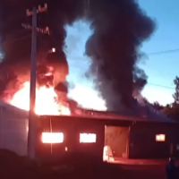 Imagem referente a Incêndio de grandes proporções devasta barracão de recicláveis em Céu Azul