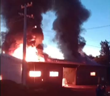 Imagem referente a Incêndio de grandes proporções devasta barracão de recicláveis em Céu Azul