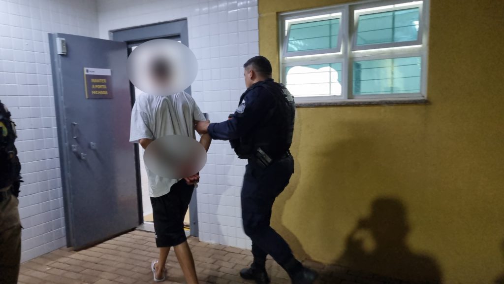 Rapaz quebra retrovisor e chuta a porta do carro da companheira durante discussão