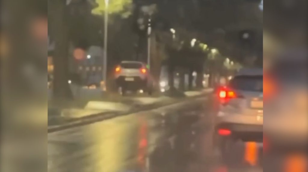 Motorista é flagrado dirigindo sobre ciclovia em avenida movimentada