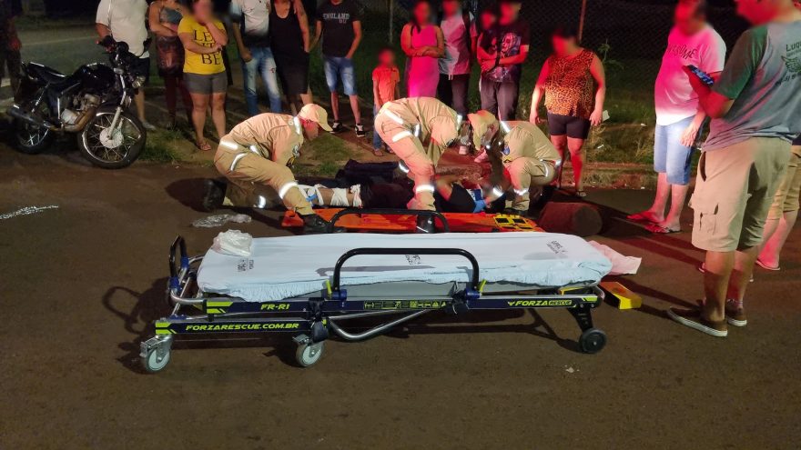 Motoboy fica gravemente ferido após ser atingido por carro no Riviera; condutor do automóvel fugiu sem prestar socorro