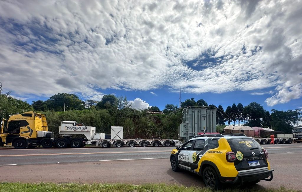 Caminhão transportando transformador gigante da Itaipu é interceptado pela PRE na PR-493