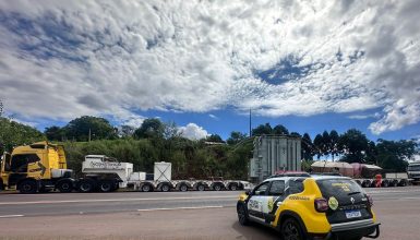 Imagem referente a Caminhão transportando transformador gigante da Itaipu é interceptado pela PRE na PR-493