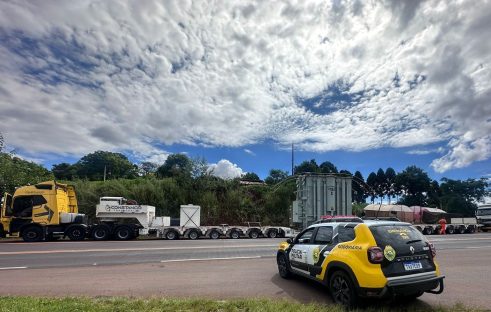 Imagem referente a Caminhão transportando transformador gigante da Itaipu é interceptado pela PRE na PR-493