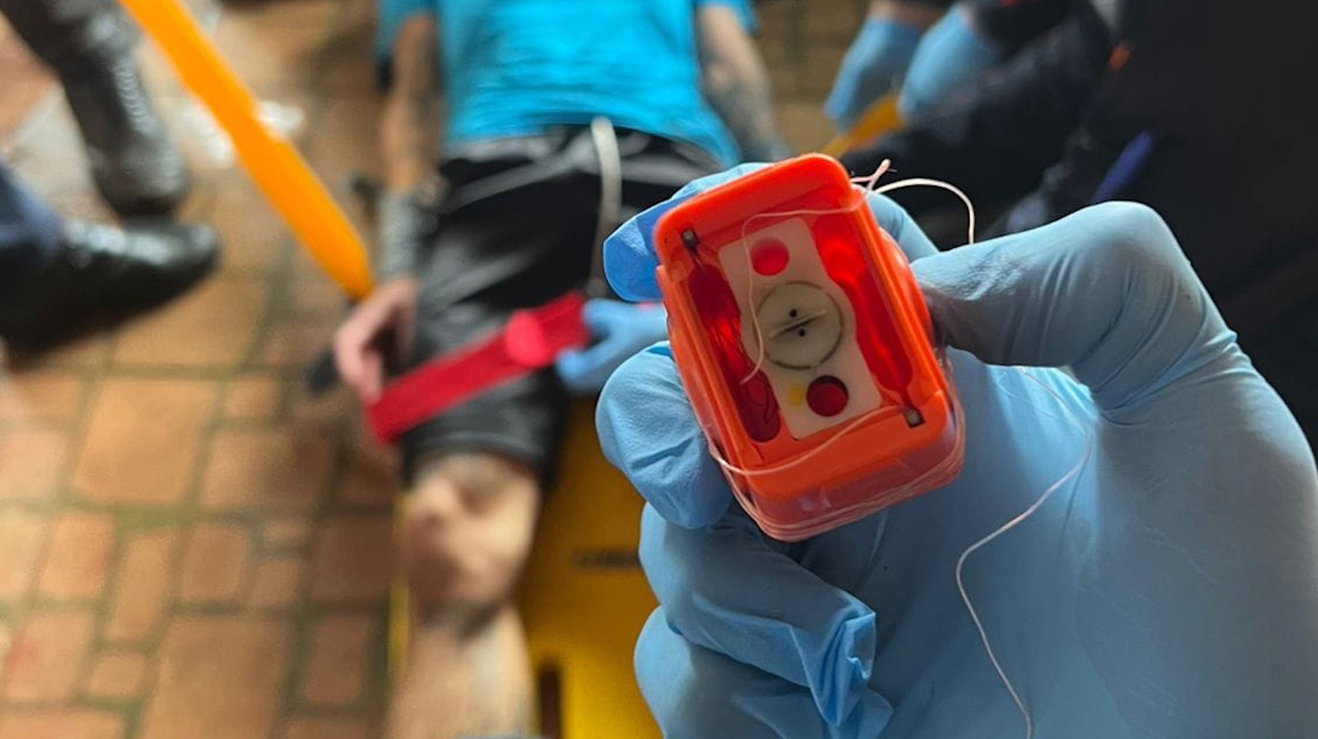 GM arromba residência e efetua disparos com armamento não letal para conter indivíduo armado com faca