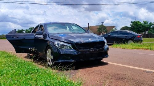 Imagem referente a Mercedes e Corolla se envolvem em acidente na Avenida das Torres