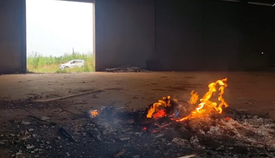 Queima de entulhos mobiliza Corpo de Bombeiros em barracão
