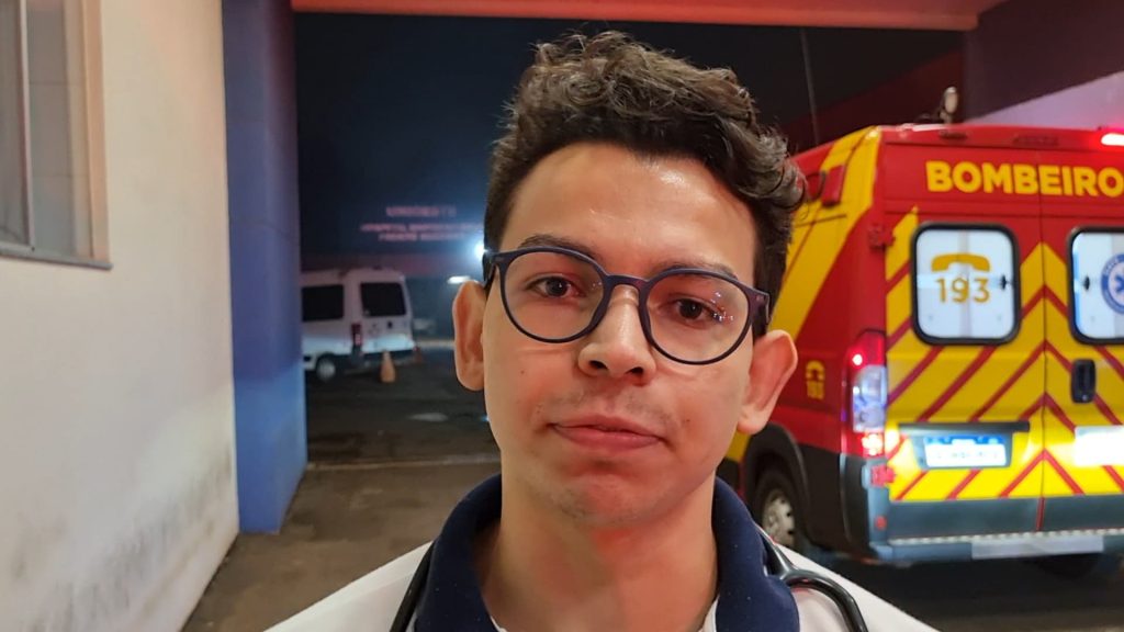 Homem esfaqueado estava com parte do intestino exposto, diz médico do Siate