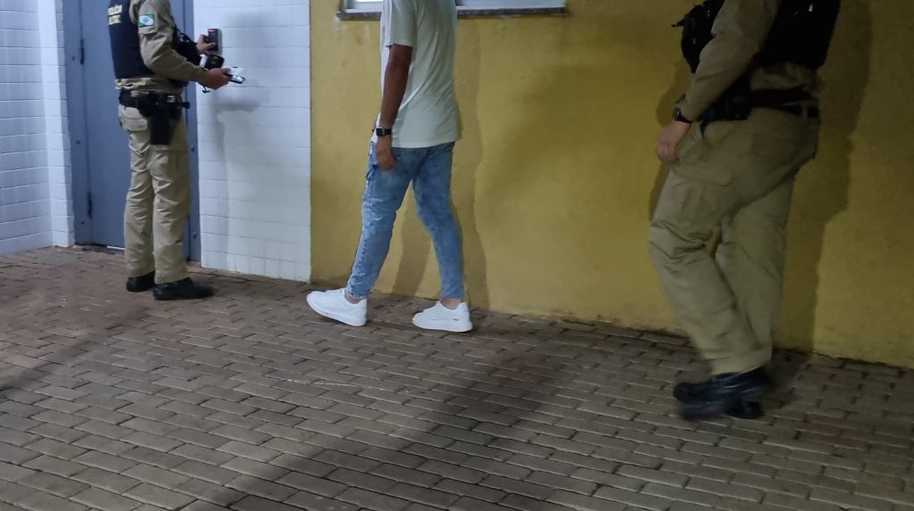 Condutor é detido por embriaguez após ser flagrado em zigue-zague na Rua Cuiabá