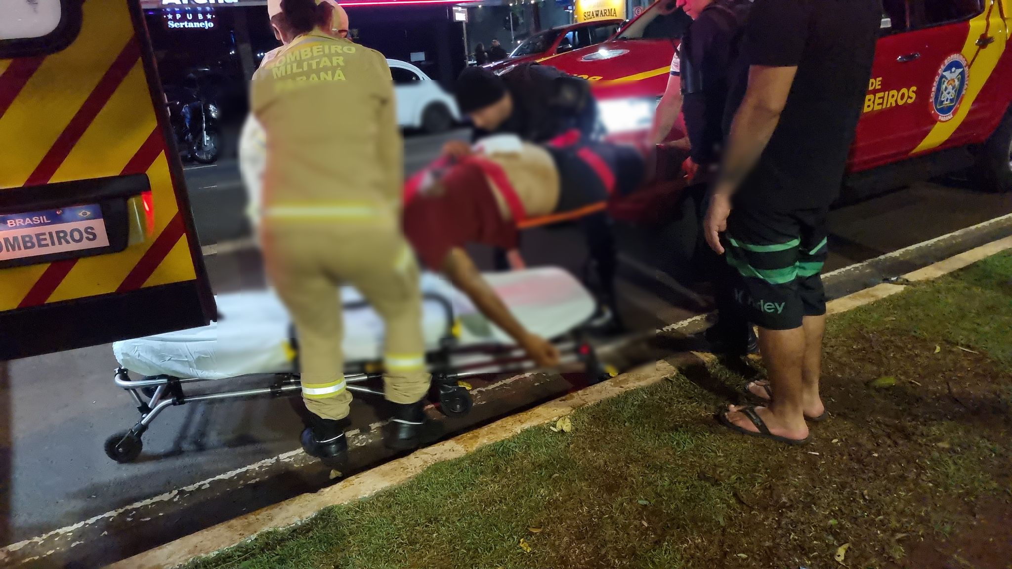 Homem fica em estado grave após ser esfaqueado durante briga generalizada no Centro