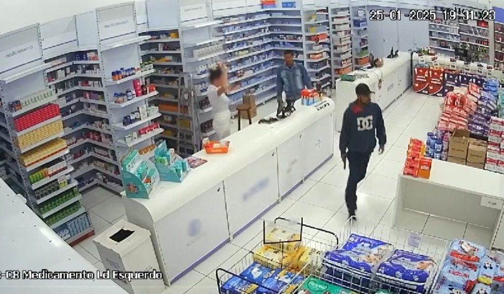 Câmeras flagram ação de bandidos armados durante assalto em farmácia no Centro