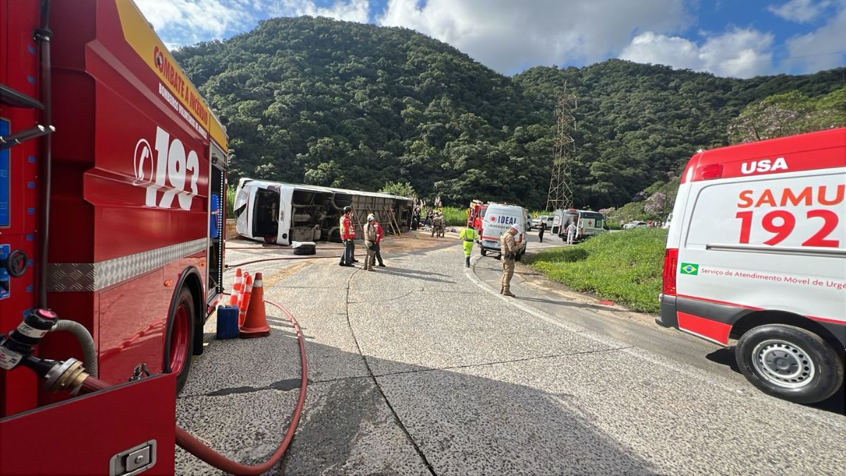 Deslocando ao Beto Carrero World, ônibus com 47 pessoas tomba na Serra Dona Francisca