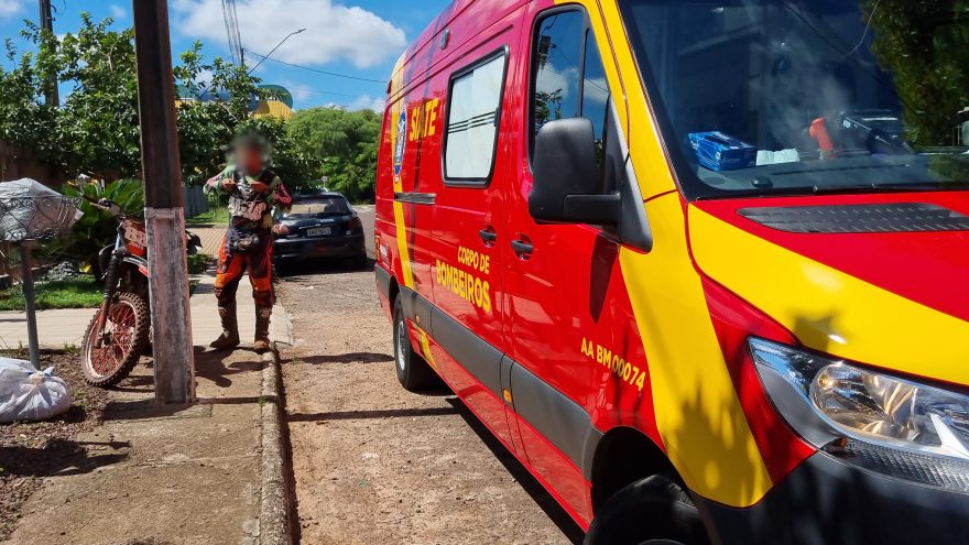 Homem tem suspeita de rompimento de ligamento do joelho enquanto realizava trilha de moto