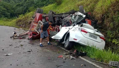 Imagem referente a Tragédia na Rota do Sol: acidente entre carro e viatura dos bombeiros deixa cinco mortos