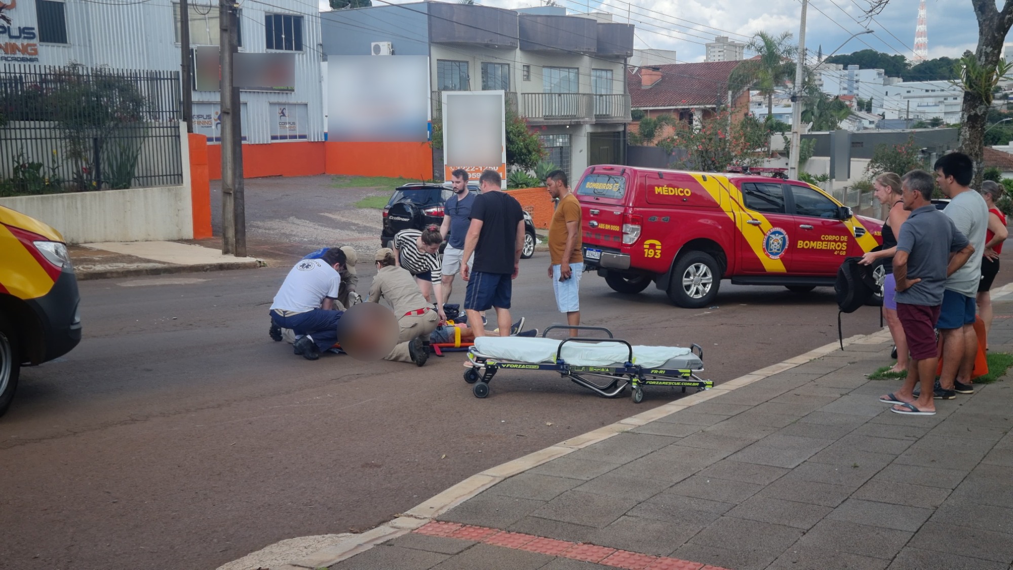 Homem de 31 anos cai de mobilete, bate a cabeça e fica gravemente ferido