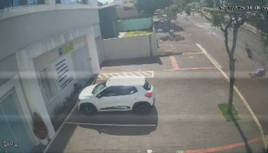 Imagem referente a Imagem flagra homem caindo de mobilete na Rua Vitória em Cascavel