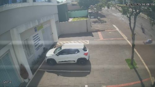 Imagem referente a Imagem flagra homem caindo de mobilete na Rua Vitória em Cascavel