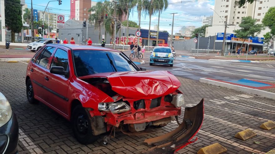 Falha no freio causa colisão entre Gol e Palio na Avenida Brasil