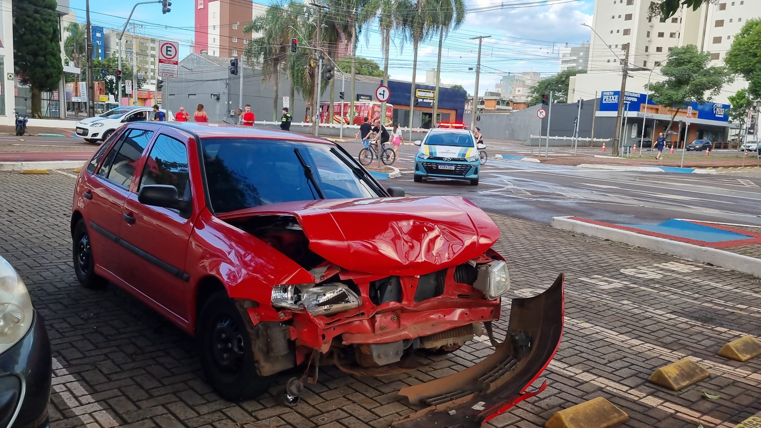 Falha no freio causa colisão entre Gol e Palio na Avenida Brasil