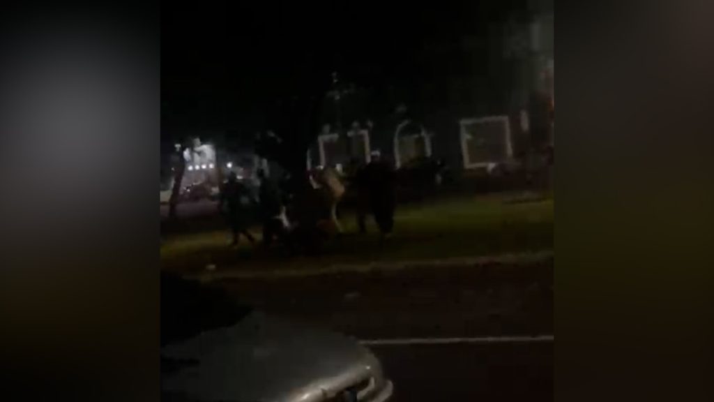Vídeo mostra grupo agredindo homem na Avenida Brasil