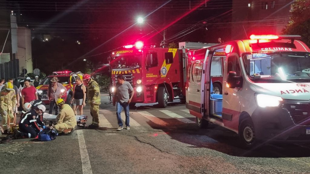 Colisão no centro de Cascavel envolve quatro veículos e deixa motociclista em estado grave
