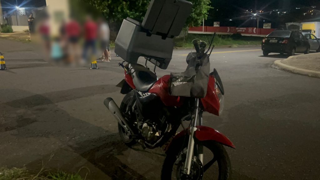Acidente entre Gol e moto deixa rapaz ferido em Cascavel