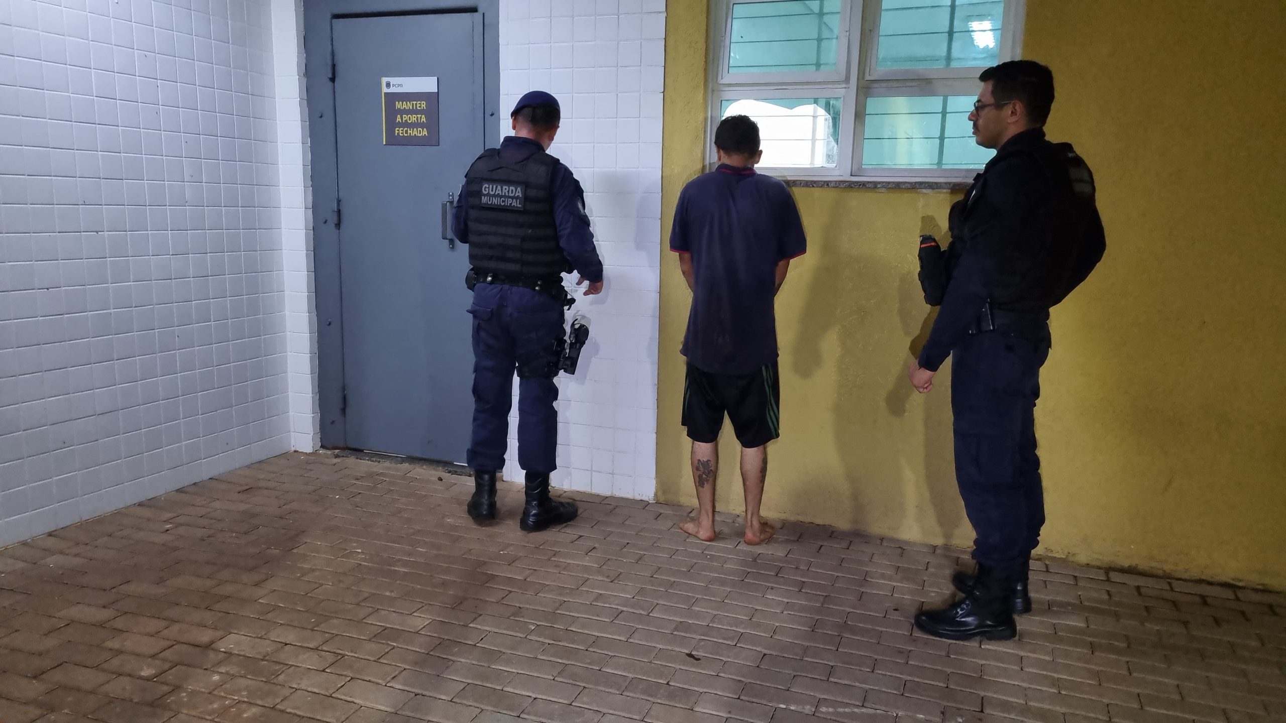 Assistindo filme, casal é rendido por assaltante ‘surtado’ no Bairro Brasília