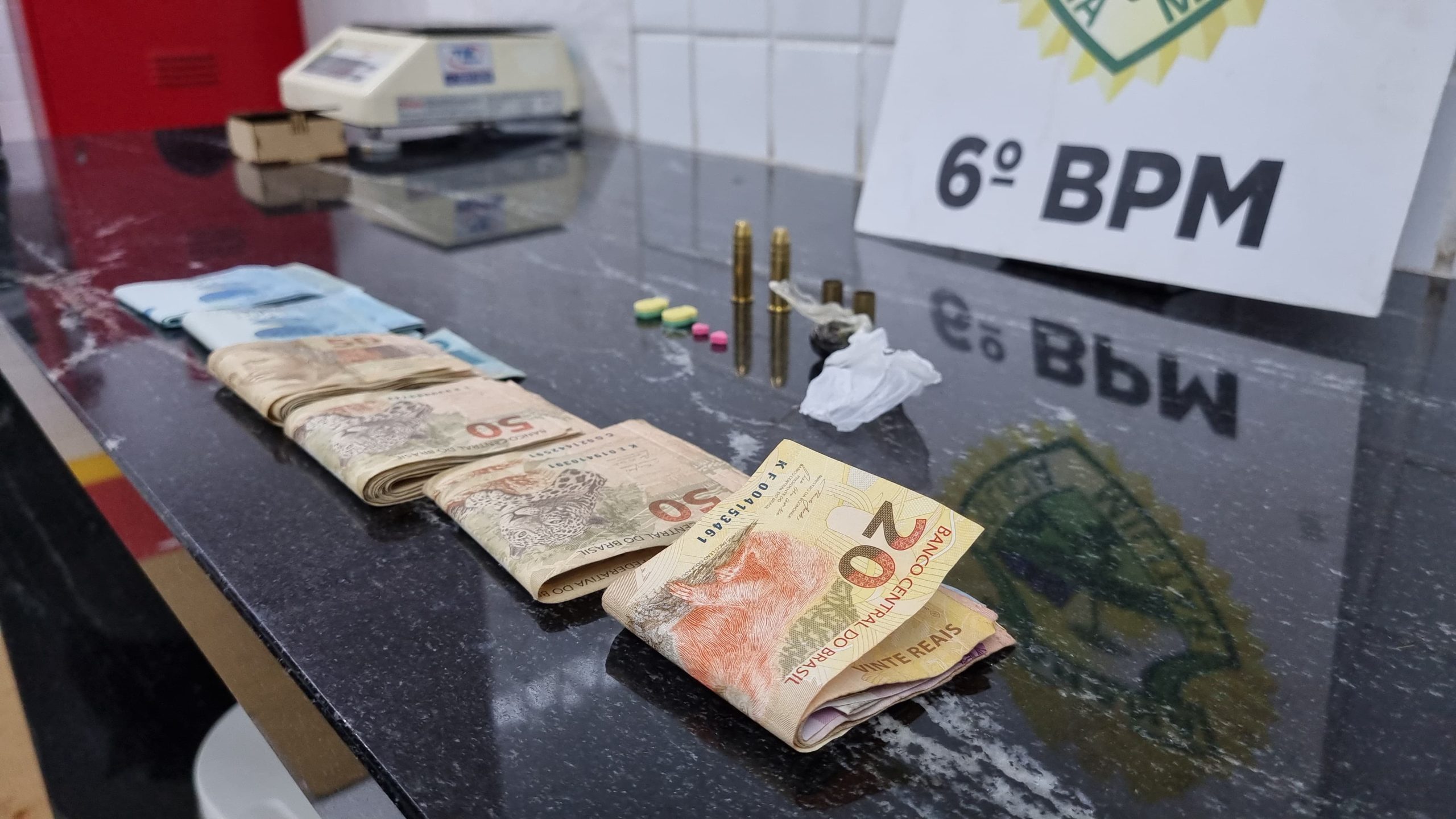 PM apreende drogas e munições em bar no bairro Morumbi; jovem de 26 anos é detido