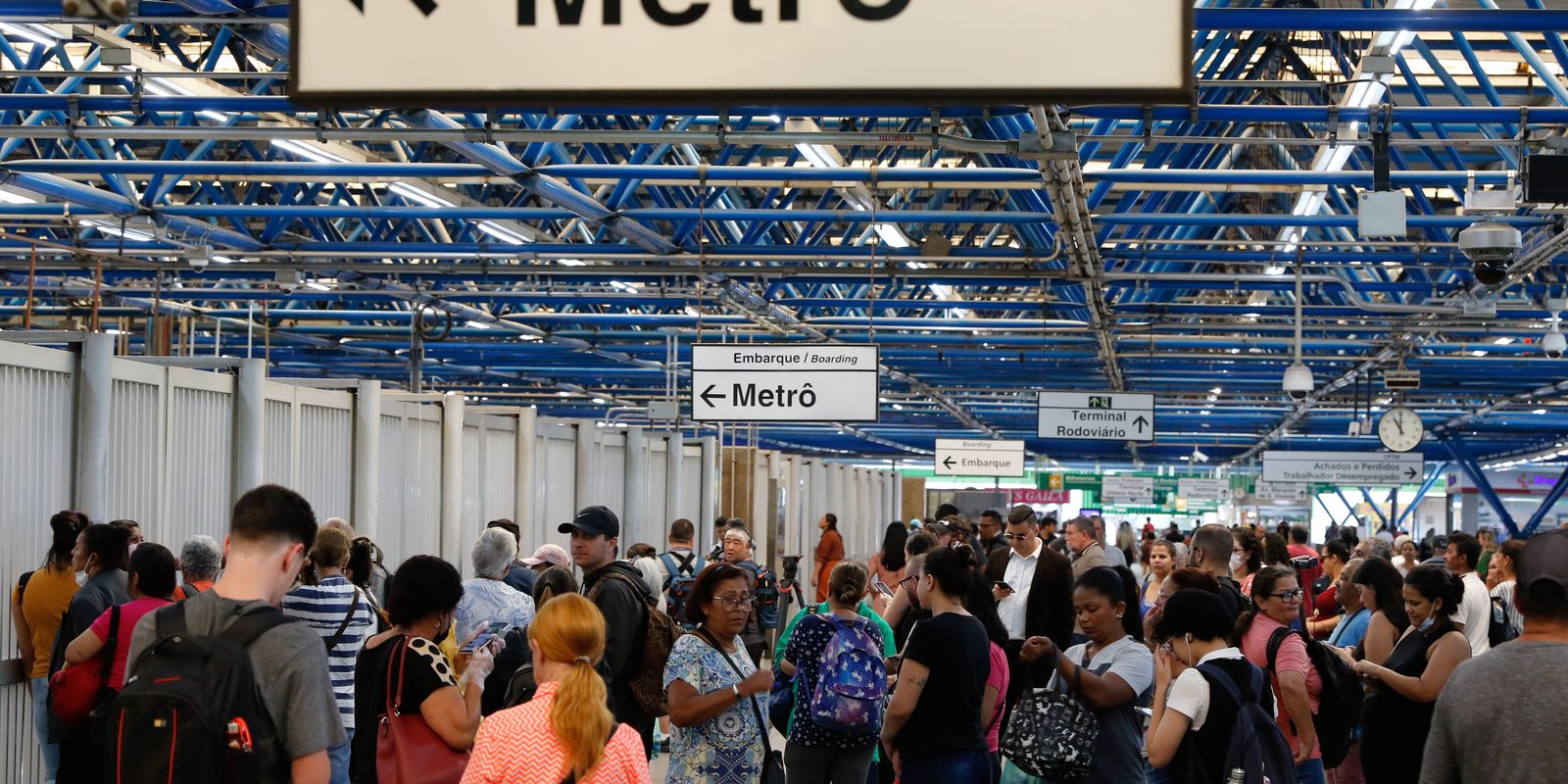 Metrô de SP retoma operação após alagamento de estação Metrô de SP retoma operação após alagamento de estação