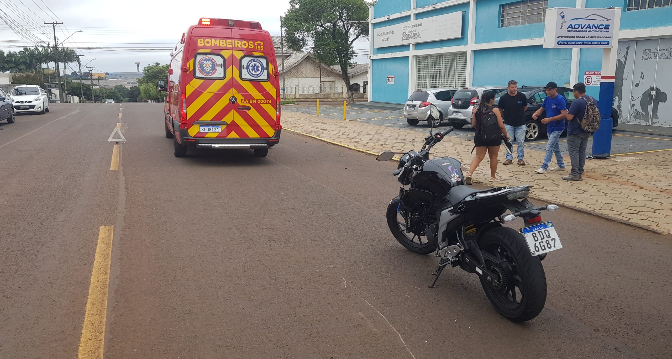 Yamaha e Peugeot se envolvem em colisão na Rua da Bandeira